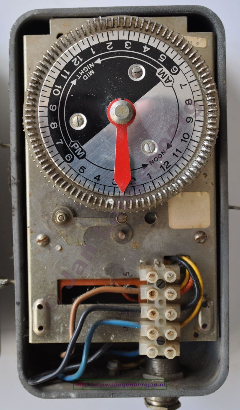 Big Dutchman - Automatic poultry feeder / time switch